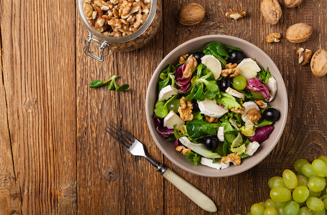 Italienischer Salat mit Weintrauben und Ziegenkäse