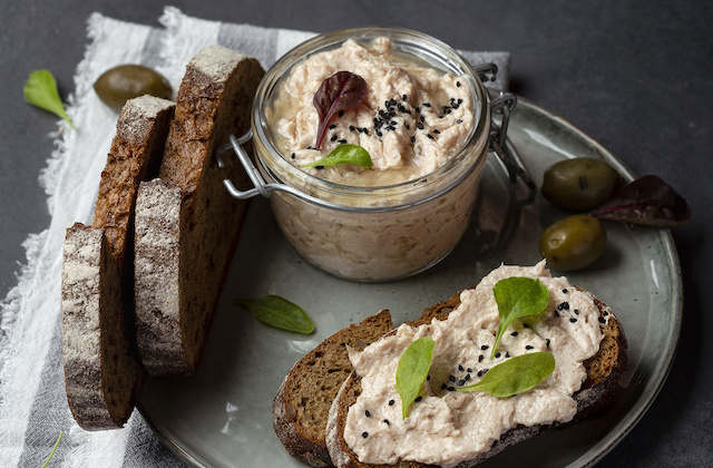 Thunfisch Aufstrich mit Landbrot Thunfisch Aufstrich mit Landbrot