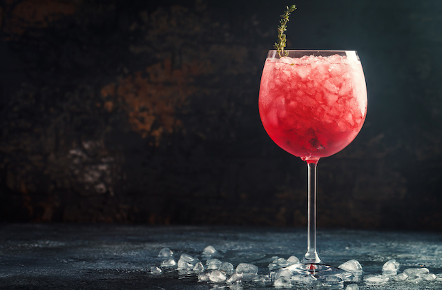 Waldhimbeer Spritz mit Waldhimbeer Likör Waldhimbeer Spritz mit Waldhimbeer Likör