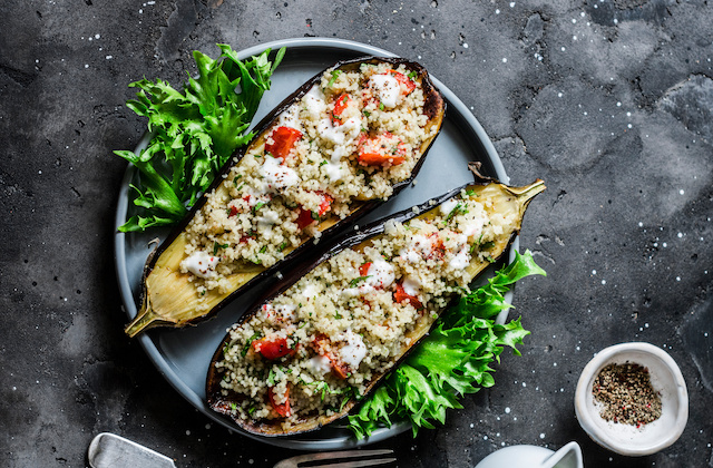 Gegrillte Aubergine mit Bulgur und Joghurt