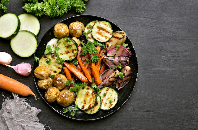 Ofengemüse mit Kartoffeln, Zwiebeln, Zucchini und Karotten in Pfanne