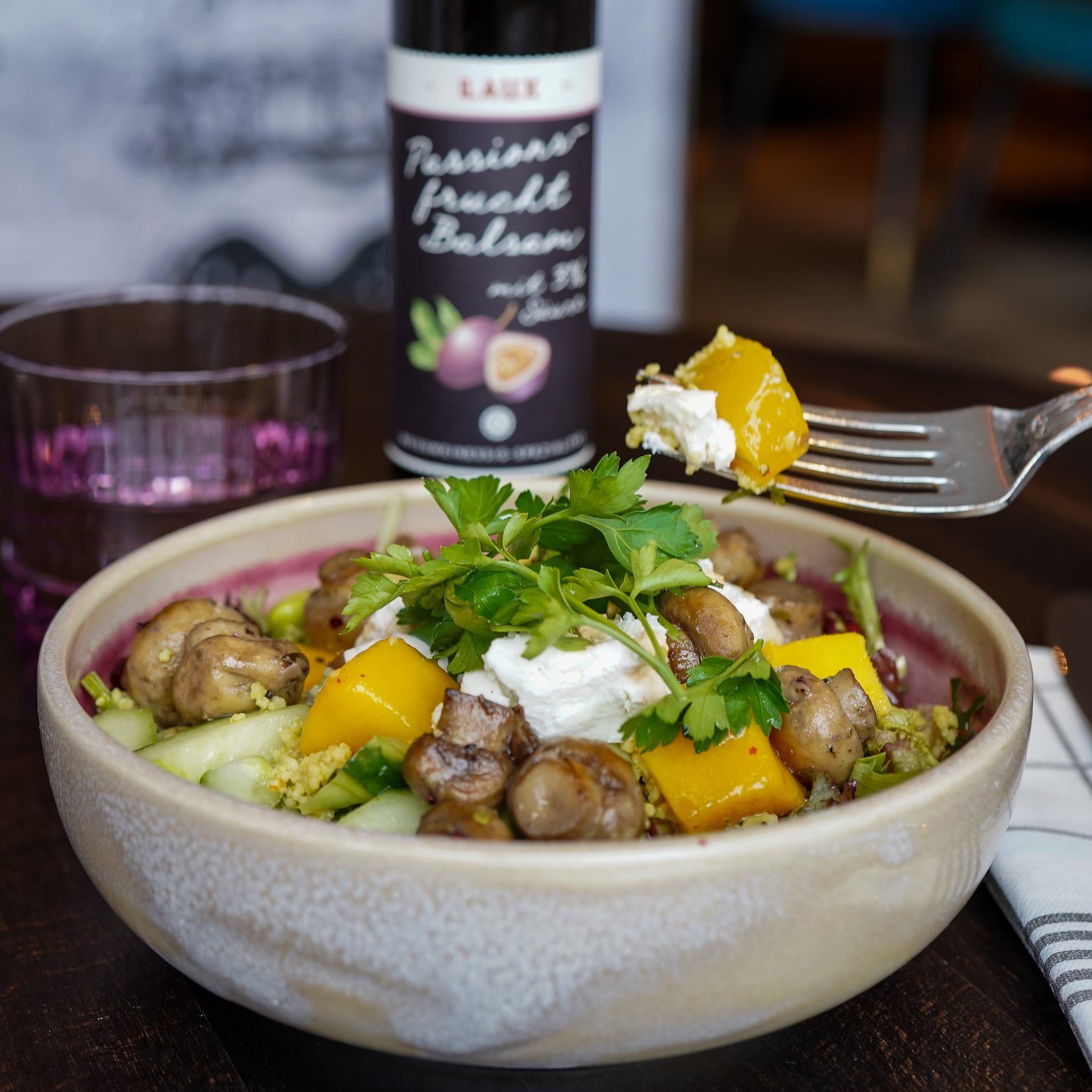 Passionsfrucht Balsam auf Bowl mit Champignons 