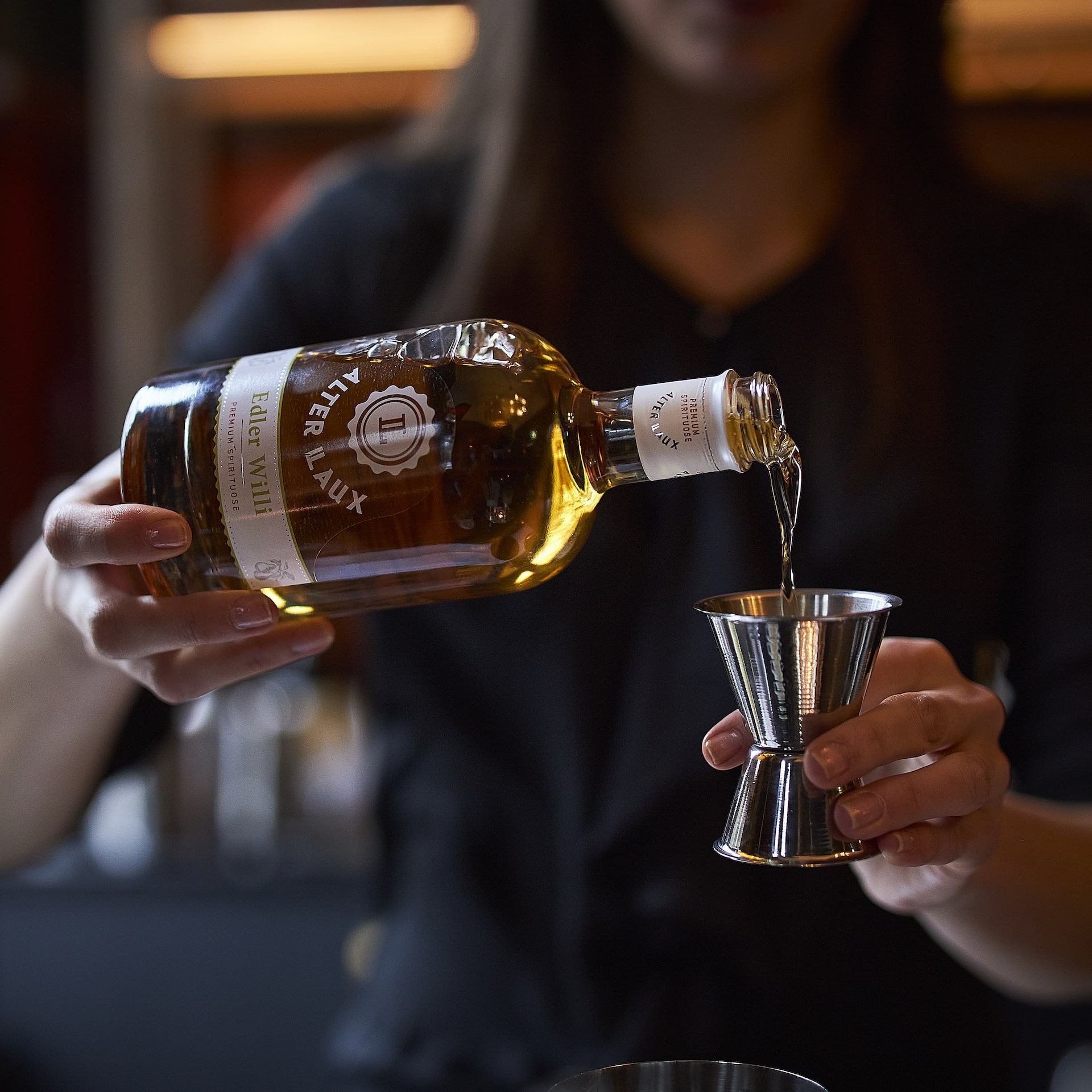 ALTER LAUX Edler Willi wird in Shotglas gegossen