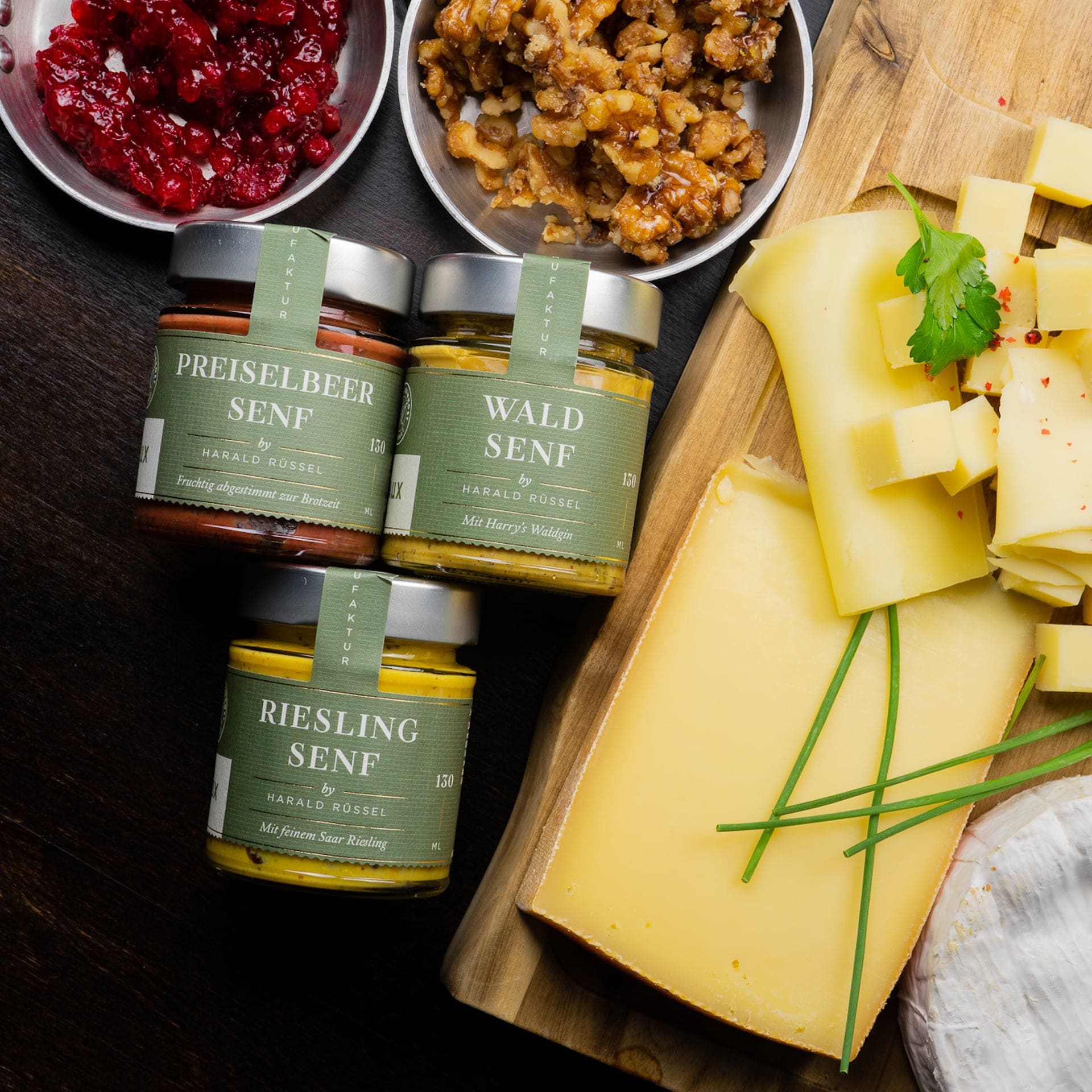Preiselbeer Senf, Wald Senf und Riesling Senf neben Käseplatte